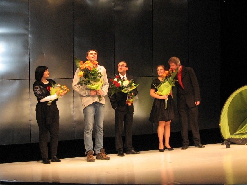 Po premierze twórcy spektaklu otrzymali kwiaty; od lewej Iza...