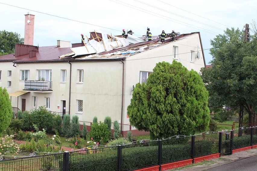 W gminie Gorzyce wichura zerwała dach z budynku komunalnego. Ulewa zalała dwa mieszkania [ZDJĘCIA]