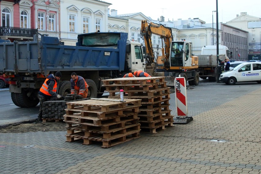 Zmiany na Krakowskim Przedmieściu: więcej drzew – mniej miejsc do parkowania samochodów