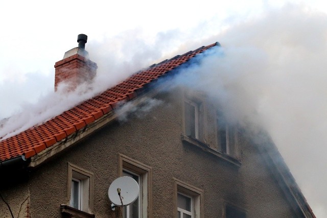 Pożar budynku mieszkalnego przy ulicy Sienkiewicza w Bielawie. Ludzie ewakuowani