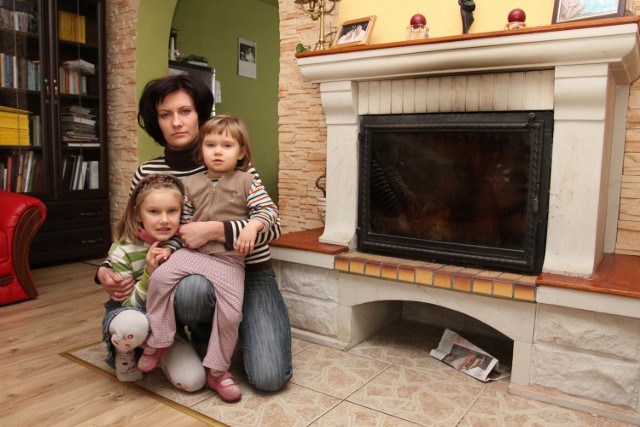 - Na szczęście mamy kominek i możemy ogrzać mieszkanie, ani my ani dzieci już nie marzniemy &#8211; mówi Agnieszka Mizera, na zdjęciu z córkami starszą Marysią i Basią. 