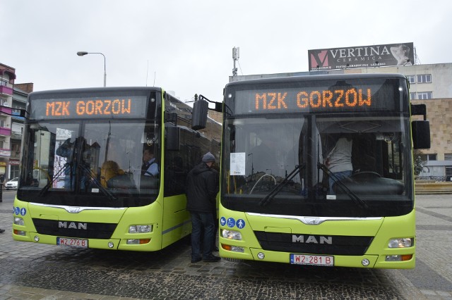 W piątek do Gorzowa przyjechały nowe autobusy. Na razie pięć z 15 zamówionych. Pierwszego poprowadził prezydent Jacek Wójcicki.