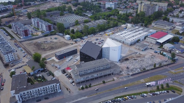 Przy ulicy Żółkiewskiego w Toruniu trwa wyburzanie starej siedziby Toruńskich Zakładów Materiałów Opatrunkowych. Tuz za wyburzanymi obiektami firma wybudowała nowoczesny biurowiec. Zobacz, jak teren przy Żółkiewskiego wygląda na zdjęciach z drona.Zobacz także:Stare znika, nowe się wyłaniaNowosciTorun