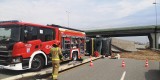 Ogromna ciężarówka przewróciła się na autostradzie A1 w Knurowie. Na miejscu kilka zastępów straży pożarnej. Spore utrudnienia