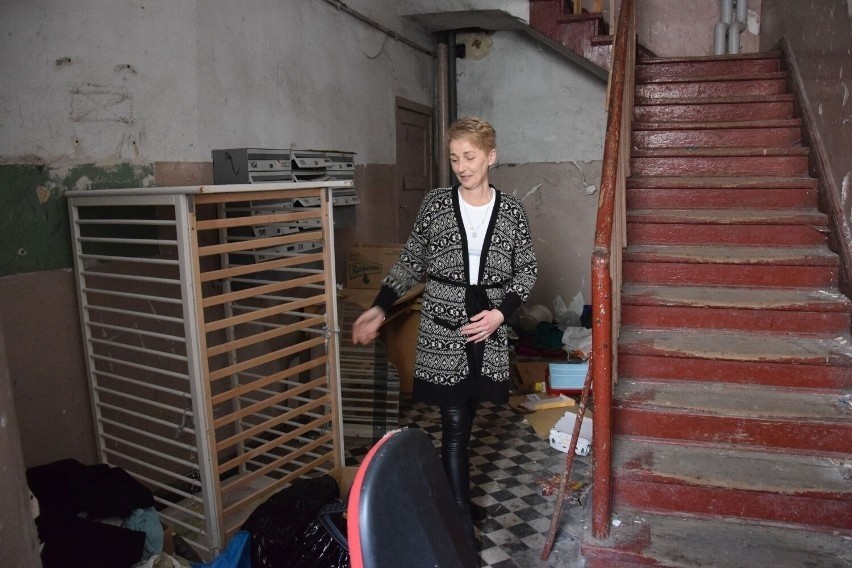 Anna Lewandowska pokazuje bałagan na klatce schodowej Gryfa