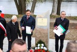 W Sanoku upamiętniono Polaków wywiezionych na "nieludzką ziemię". Obelisk stanął nad Sanem [ZDJĘCIA, WIDEO]