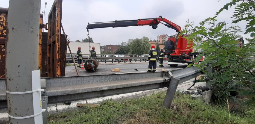 Na trasie Dk86 w Katowicach doszło do wypadku ciężarówki ze...