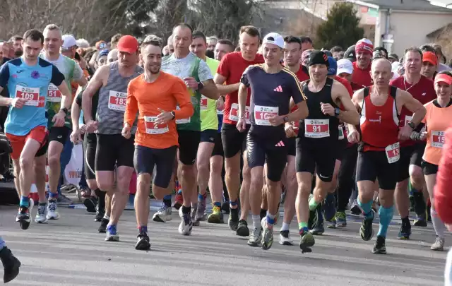 Kilkaset osób wystartowało w Jastrzębi na dystansie 10 km. Zobacz więcej na kolejnych slajdach >>>