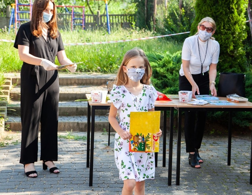 Tak wyglądało rozdanie świadectw w Publicznej Szkole...