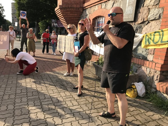 Kolejny dzień protestów przeciw tzw. lex TVN w Słupsku