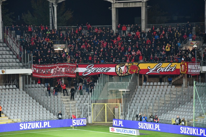Kibice Widzewa Łódź na meczu z Koroną Kielce na Suzuki Arenie. Jest kilkaset osób [ZDJĘCIA]