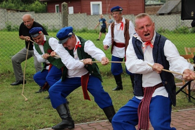 Panowie biorący udział w zawodach w przeciąganiu liny mocno nie szczędzili sił...