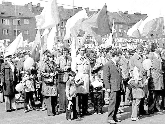 Lata 70. 1 Maja. Maszerują pracownicy koszalińskiej Fabryki Pomocy Naukowych