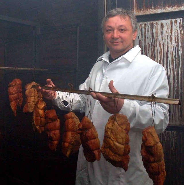 Nowe unijne normy dla wyrobów mięsnych zmienią jakość wędlin. Na zdjęciu Sylwester Krawczyk, właściciel zakładu mięsnego z podradomskiego Mleczkowa, prezentuje tradycyjne wędliny.