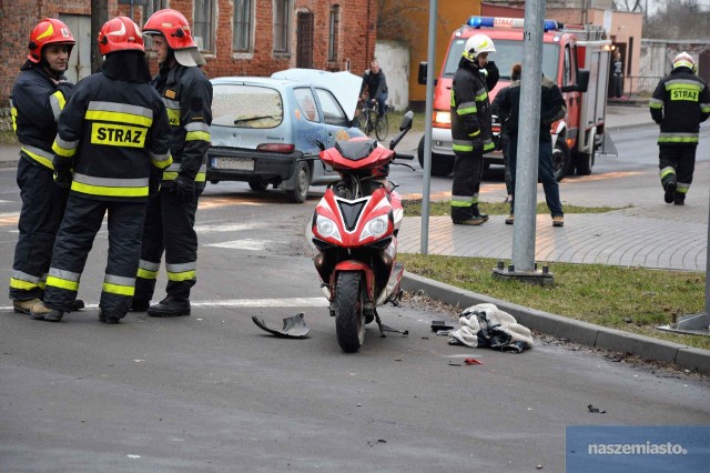 - Ze wstępnych informacji, które mogą się jeszcze zmienić wynika, że jadący podporządkowaną drogą kierowca fiata cinquecento nie ustąpił pierwszeństwa kierowcy skutera. Ten w wyniku zderzenia odniósł obrażenia i trafił do szpitala - przekazała nam nadkom. Małgorzata Marczak, rzecznik Komendy Miejskiej Policji we Włocławku. Policja na miejscu wyjaśnia okoliczności zdarzenia. Więcej informacji wkrótce.INFO Z POLSKI - przegląd najciekawszych informacji ostatnich dni w kraju.W programie między innymi o: skandalu podczas MP w Grudziądzu, szalonym rzucie w przerwie meczu we Włocławku i wypadku z udziałem czołgu w Bydgoszczy.