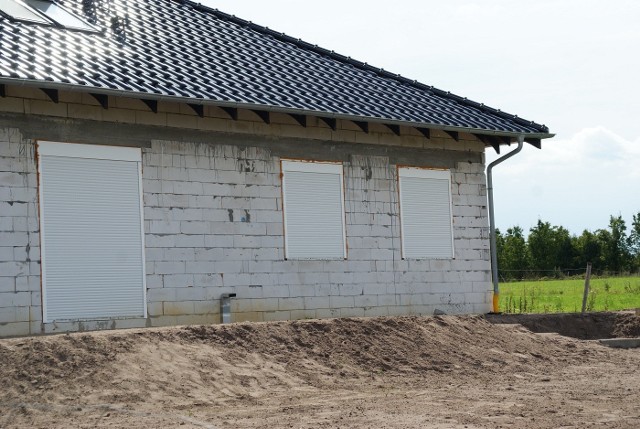 budowa domuDomy energooszczędne charakteryzują proste kształty, odpowiednie ulokowanie na działce, zastosowanie OZE i materiałów budowlanych zapewniających wyższą izolacyjność.