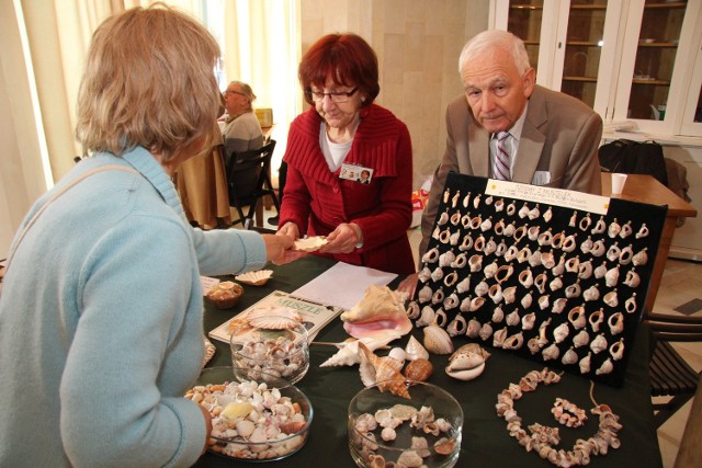 Tadeusz Buczkowski sam zebrał w Bulgarii piękne muszelki i zrobil z nich naszyjniki, obok Maria Nowak