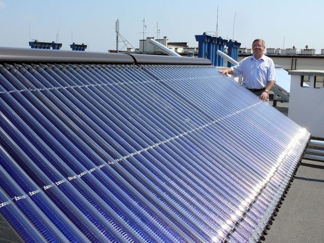 Dyrektor do spraw administracyjno-eksploatacyjnych Antoni Bochnak przy słonecznym kolektorzy na dachu szpitala.