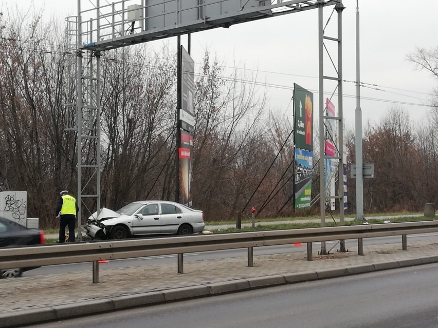 Wypadek na al. Kraśnickiej w Lublinie. Mężczyzna zasłabł i uderzył autem w słup