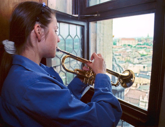 Aleksandra Guguła grająca hejnał mariacki w 2001 roku
