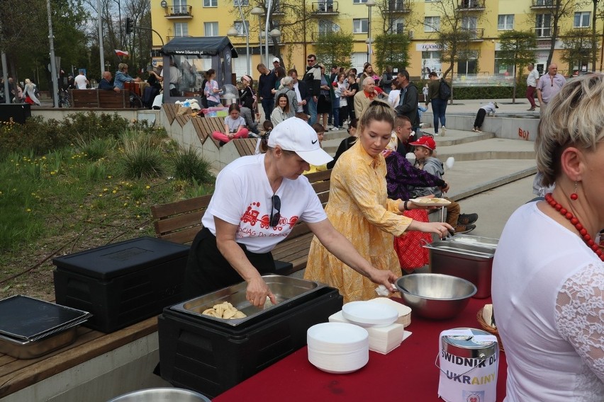 Wata cukrowa, tradycyjne potrawy z Ukrainy oraz dużo zabawy! Zobacz zdjęcia z pikniku zorganizowanego w Świdniku z okazji Święta Konstytucji