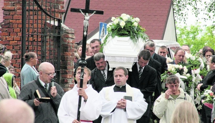 W pogrzebie zamordowanej 11-latki uczestniczyły setki ludzi.