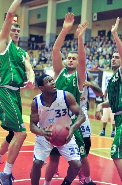 Koszykarze Siarki Tarnobrzeg (z piłką Johanton Tiller) grają dziś ze Śląskiem we Wrocławiu.