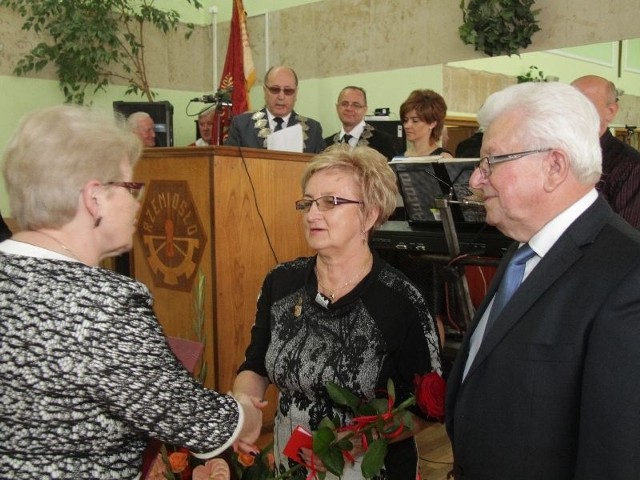 Jubilatom, Krystynie i Janowi Górskim gratuluje wojewoda Bożentyna Pałka-Koruba.