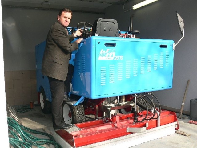 Krzysztof Randla, dyrektor Miejskiego Centrum Sportu i Rekreacji w Skarżysku pokazuje specjalny pojazd do konserwacji lodu.