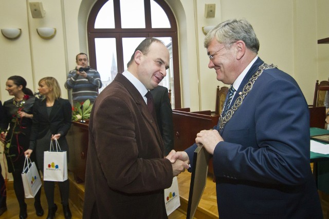 Radny województwa Michał Krzemkowski umie współpracować z radnymi z innych opcji politycznych.