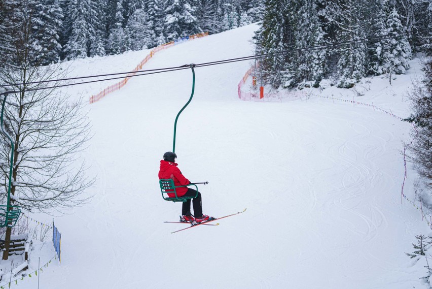 Poręba Wielka. Policja skontrolowała stok w Koninkach, gdzie narciarze jeżdżą „służbowo”