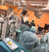 Przełomowa operacja w szpitalu JP II w Krakowie. Lekarze usunęli skrzeplinę z serca pacjenta bez interwencji chirurgicznej