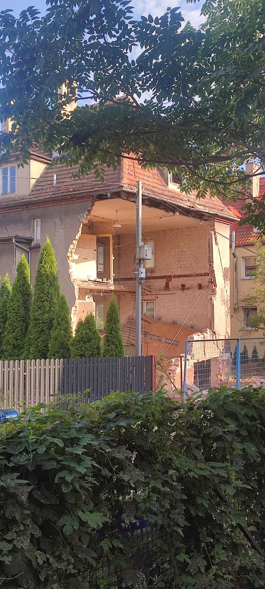 Zawaliła się ściana domu na Pilczycach we Wrocławiu. Ewakuowano mieszkańców. Budynku pilnuje policja. Zobaczcie zdjęcia