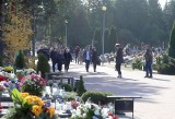 Dzień Zaduszny na Cmentarzu Komunalnym na radomskim Firleju. Groby odwiedziło wielu mieszkańców. Zobacz zdjęcia