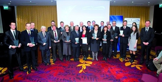 Laureaci ogólnopolskiego finału konkursu Krajowi Liderzy Innowacji i Rozwoju 2010. W poprzednich latach konkurs cieszył się wśród firm, samorządów i organizacji znacznym powodzeniem. Fot. Archiwum