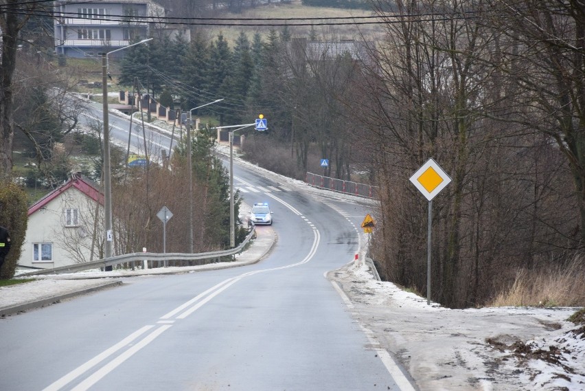 Droga powiatowa w Sąspowie otwarta. Jest odnowiona jezdnia, chodniki i oświetlenie na trasie do Ojcowskiego Parku Narodowego [ZDJĘCIA]