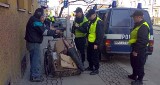 Policja zatrzymała w Opolu bezdomnego ze słupkiem parkingowym. Gdyby go sprzedał, dostałby za niego...4 złote