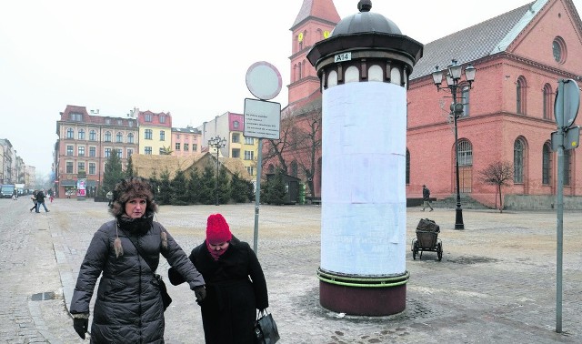 Słup przy Rynku Nowomiejskim oklejony był plakatami informującymi o filmie „Prawo i pięść”.