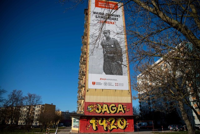 Baner z podobizną mjr. Zygmunta Szendzielarza Łupaszki pojawił się już przy ul. Kopernika
