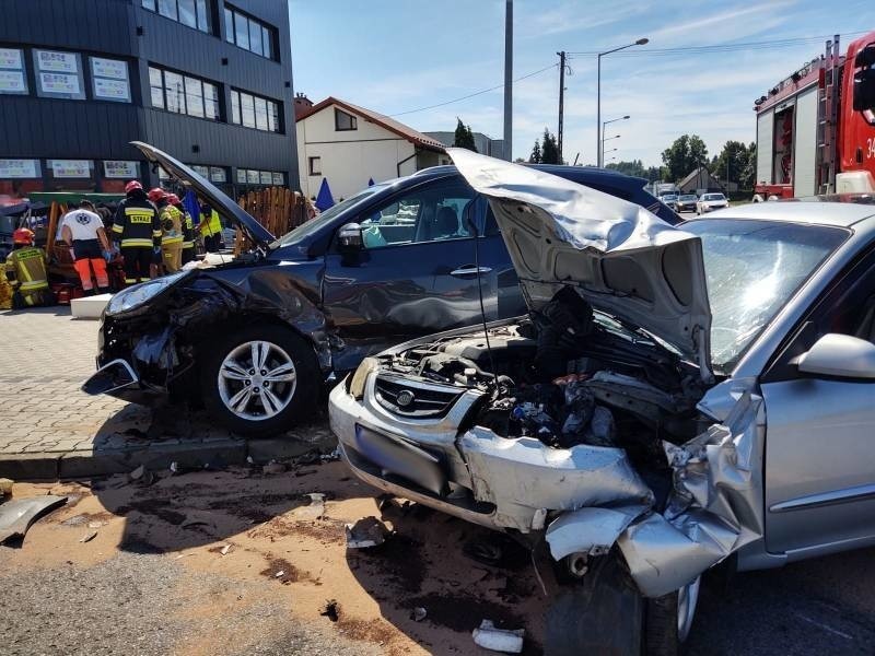 DK 75. Wypadek na ul. Tarnowskiej  w Nowym Sączu. Są ranni, na miejscu trzy karetki [ZDJĘCIA]