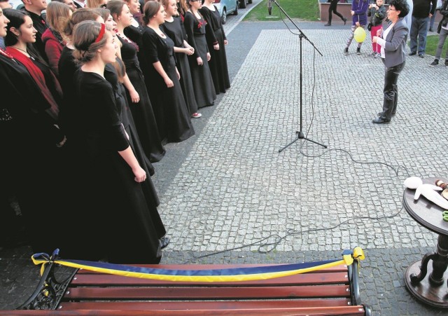 Podczas otwarcia Ławeczki Kiwaniski przy ul. Niedziałkowskiego zaśpiewał młodzieżowy chór Kantele