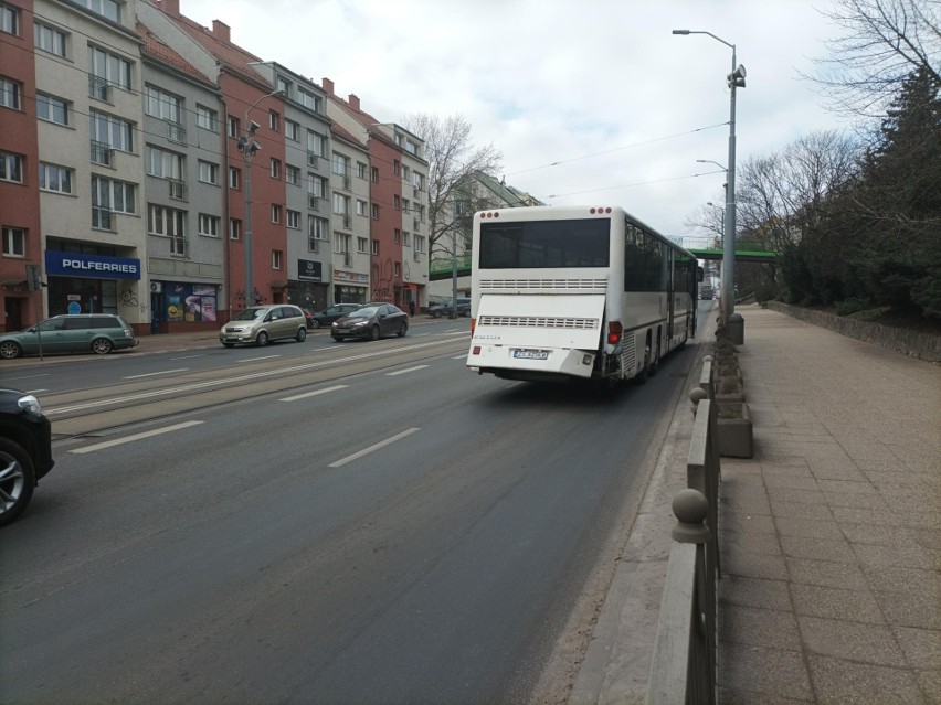 Autokar wjechał w barierki. Kierowca chciał ominąć zator na drodze [ZDJĘCIA]