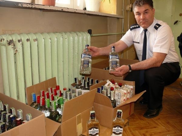 Rzecznik prasowy stalowowolskiej komendy Andrzej Walczyna prezentuje zarekwirowany alkohol.