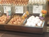 Ile kosztują świąteczne jaja : ekologiczne, wiejskie, klatkowe? Jak zmieniły się ceny?