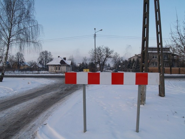 Z nowo wybudowanej ul. Szpitalnej nie da się wyjechać w ul. Serocką. Na przeszkodzie stoi... słup