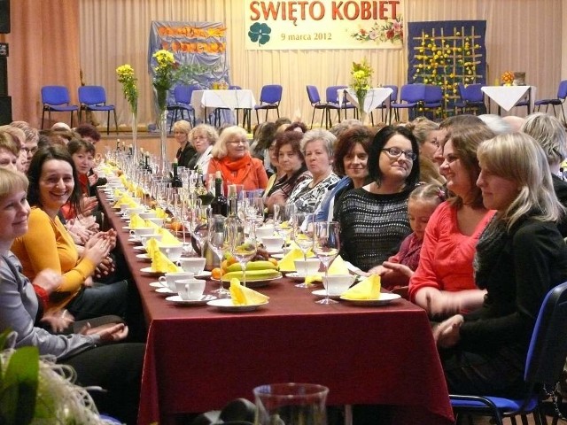 Święto Kobiet obchodzili również członkowie i sympatycy PSL-u. Na zdjęciu fragment uroczystości w auli Zespołu Szkół przy ulicy Koszarowej w Staszowie.
