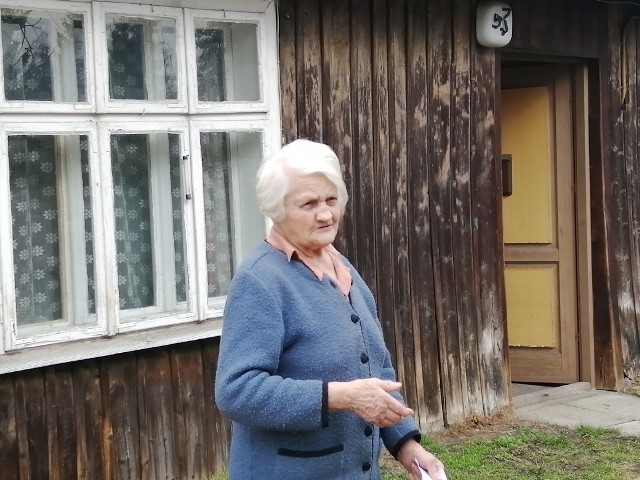 Ponad 90-letnia pani Janina czerpała wodę z ulicznego zdroju. Został jednak zlikwidowany z powodu budowy Trasy Łagiewnickiej.