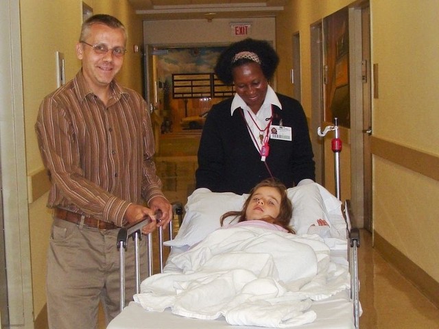 5-letnia Basia Zalewska z tatą w klinice w Nowym Jorku. 
