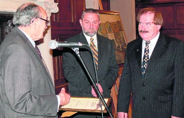 (od lewej) Jan Tarnowski i Tadeusz Zych dziękują Adamowi Wójcikowi za zangażowanie w sprowadzenie kolekcji.