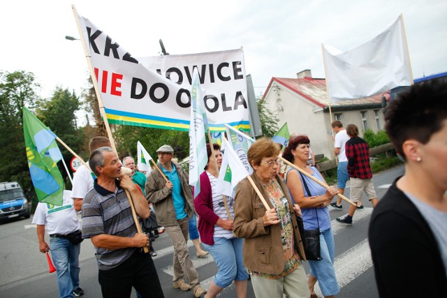 Nie milkną protesty mieszkańców gminy Dobrzeń Wielki, mimo,że decyzje o jej podziale zostały już podjęte.